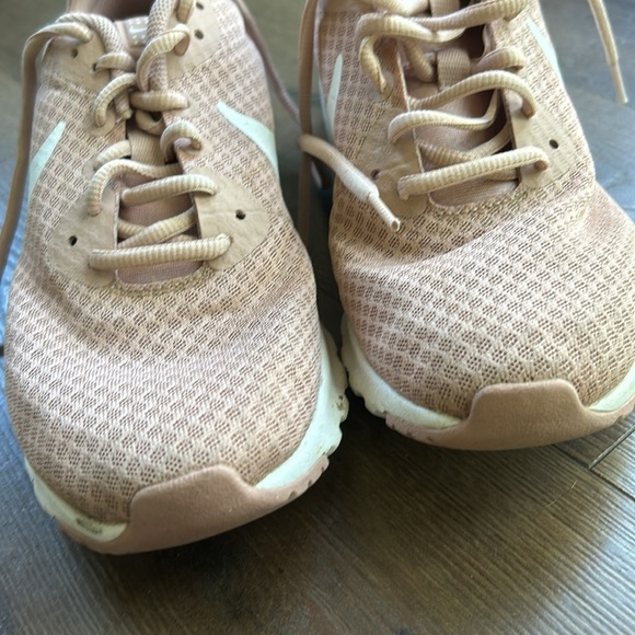 Nike Air Max Motion 11 shoes ! Size 9.5 Women's Blush Athletic Shoes - Picture 5 of 7